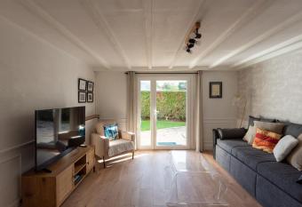 Au 9  me Art has Balcony rooms