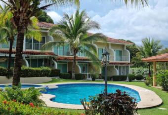 Villa Donde papi allows 18 year olds to book a room