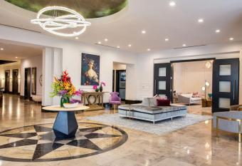 Cali Kingsize Luxurious High-Rise Studio In Uptown has rooms with a private hot tub