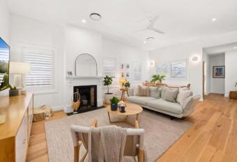 Merewether Beach House Retreat A short stroll to Bar Beach has Balcony rooms