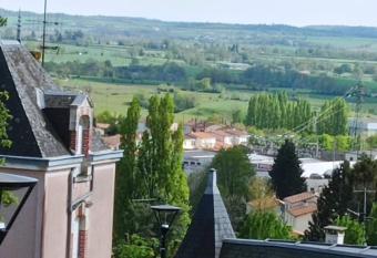 Maison cosy -15min Puy du Fou- Centre de Pouzauges has Balcony rooms