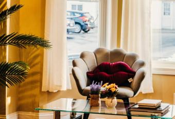 Avenir - Adjacent to Harvard U has Balcony rooms