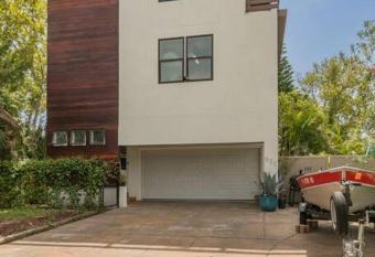 2 bdrm, 2 Bath - Between Downtown & the Beaches has Balcony rooms