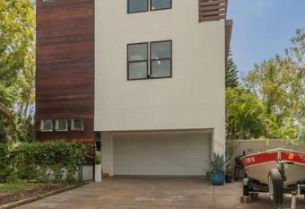 3 Bedroom duplex House, close to beach & downtown! has Balcony rooms