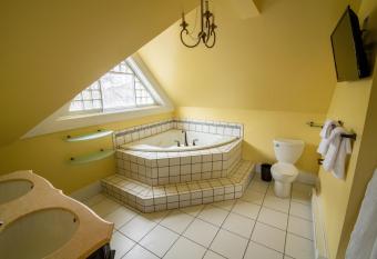 Pope House - Hist. Mansion - The Green Suite allows 18 year olds to book a room