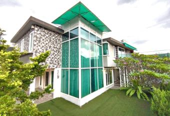 Ipoh Lavish Villa 14 PAX has rooms with a private hot tub