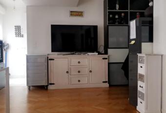 2 pi  ces    la D  fense has Balcony rooms