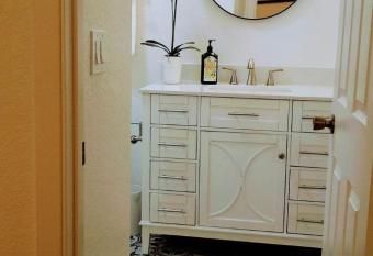 Cozy Home, Close to Wineries allows 18 year olds to book a room