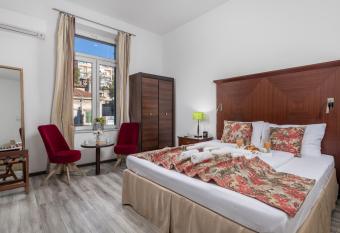 Continentale - Deluxe Rooms allows 18 year olds to book a room