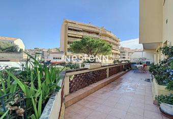 3P-Terrasse d angle 58m2-Mer 5mn allows 18 year olds to book a room