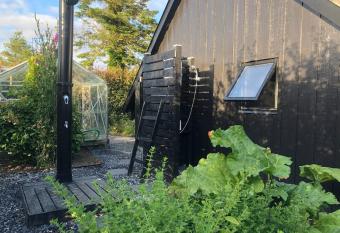 2x tiny houses for 5 guests, on a private beautiful nature plot - very close to the city - free parking has Balcony rooms