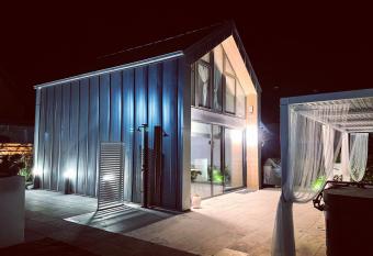 Grey House Miedwie has rooms with a private hot tub