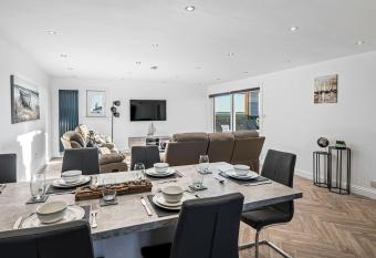 Luxury Apartment with Sea Views has Balcony rooms