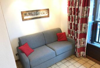 CHAMPS FLEURIS 3 has Balcony rooms