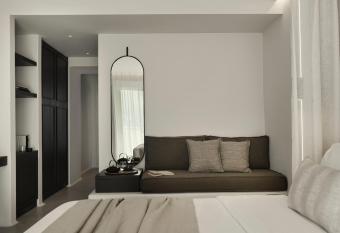 Ezio Bo Luxury Living has rooms with a private hot tub