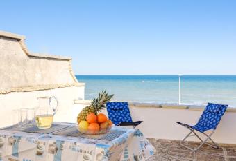 Fronte Mare San Foca has Smoking/Balcony rooms
