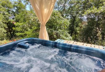 Cottage romantique, son jacuzzi privatif, piscine allows 18 year olds to book a room