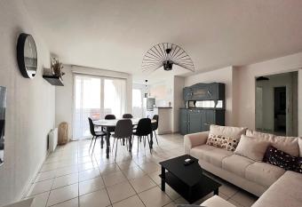 Bel appartement avec balcon has Balcony rooms