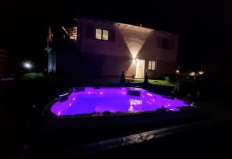 Sch  ne Ferienwohnung mit Jacuzzi in Hinterzarten has rooms with a private hot tub