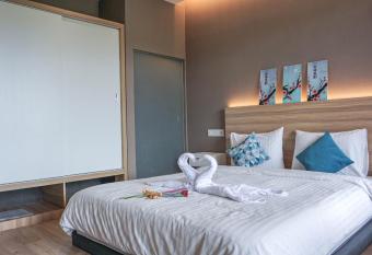 Mogami Ryokan Japanese Hotel Suite Takayama in Bandung has rooms with a private hot tub