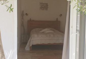 chambre ind  pendante avec jardin privatif allows 18 year olds to book a room