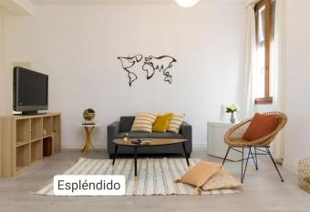Moderno apartamento en casco hist  rico + desayuno! allows 18 year olds to book a room