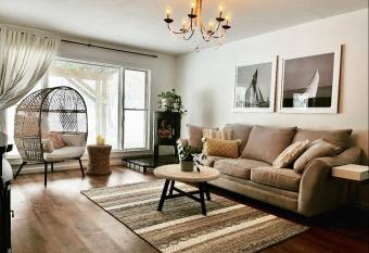 Mountain getaway firepit in house massage by appt has Balcony rooms