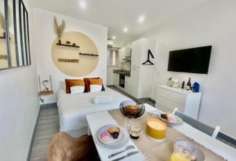 Le Kozy - Hotel room in the heart of the city allows 18 year olds to book a room