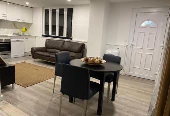 Open Home - Lisbon/Almada has Balcony rooms