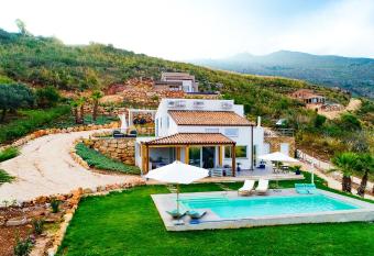 Villa Giulietta has Balcony rooms