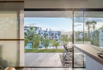 Luxury 2 bedroom apartment allows 18 year olds to book a room