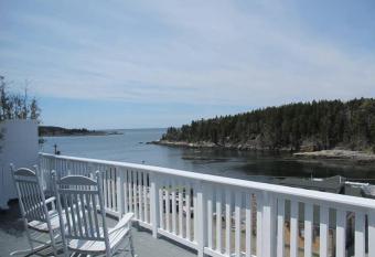 Phenomenal Home on Coast of Maine has Balcony rooms