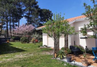 Les Amandiers has Balcony rooms
