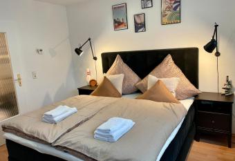 SPLENDiD:    Vintageflat In Center    allows 18 year olds to book a room