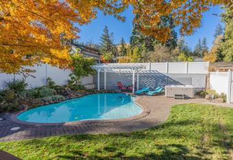 Hot Tub & Seasonal Pool -Sleeps 10- 4 min to OSF allows 18 year olds to book a room