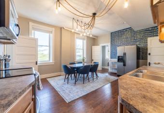 KING Sleep8 4Bed 2BR 2 BA Swepson Hideaway has Balcony rooms