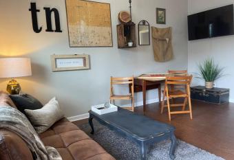 1 bd Apt., Vintage TN    Cozy Cabin    Decor/Affordable Stay allows 18 year olds to book a room