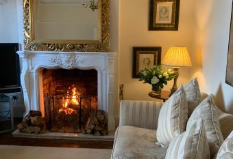 Albany house has Balcony rooms