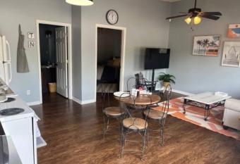 Spacious Apt, Full Kitchen, w/W&D *near Lee University allows 18 year olds to book a room