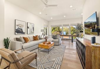 Mid-Town Tower- walkable to Downtown has Balcony rooms