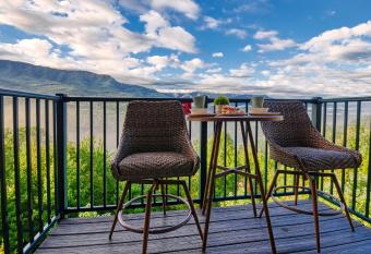 Tee Top Getaway Amazing Mountain Views allows 18 year olds to book a room