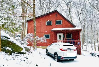 Cozy Red Cabin - 15 min from Camelback Ski Resort has Balcony rooms