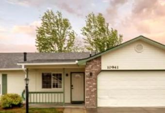 Grandmas House has Balcony rooms