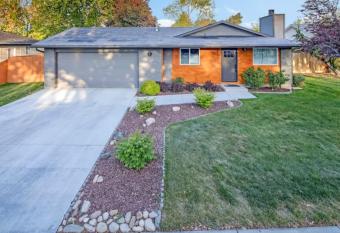 Newly Renovated Norfolk has Balcony rooms