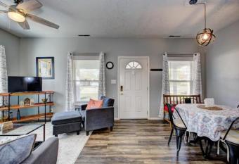 Red Bench Cottage Ideal location near parks, trails, skiing, hiking, biking, shopping extended stays welcome has Balcony rooms