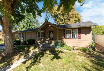 Sweet Ethan has Balcony rooms