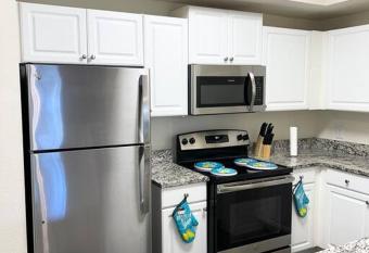 Modern Apt in the heart of City allows 18 year olds to book a room