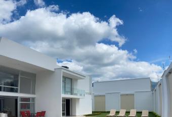 LA VIDA ES BELLA Hotel-Restaurante-Bar-Eventos. has Balcony rooms