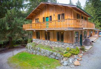 Forrested 3 bedroom lodge in a great natural space has Balcony rooms