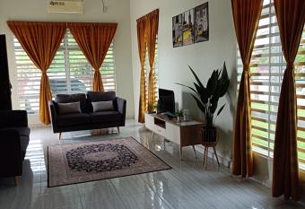 Homestay Haji Din Tronoh Perak has Balcony rooms